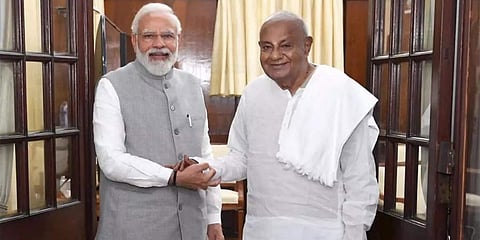 JDS patriarch HD Deve Gowda (R) with PM Narendra Modi (Photo | PTI)