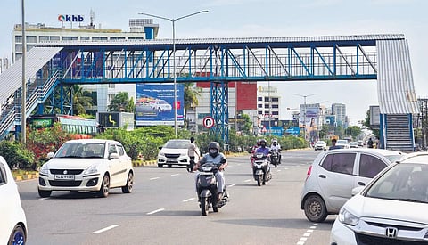 A pedestrian crossing the busy Aroor-Edappally national highway without using the foot overbridge | Albin Mathew