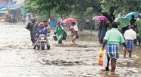 Water from the Appuayyar lake flooding residential areas at Rajiv Nagar in Manapparai | Express