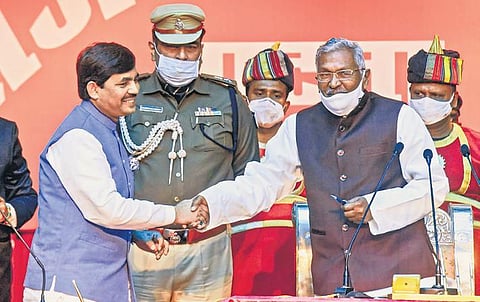 Shahnawaz Hussain & Bihar Governor Fagu Chauhan at swearing-in ceremony| pti