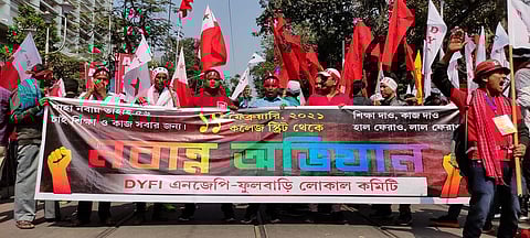Left activists march towards Nabanna. (Photo| Twitter/ @CPIM_WESTBENGAL)