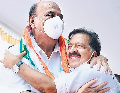 Mani C Kappan, MLA, and Opposition Leader Ramesh Chennithala during the Aishwarya Kerala Yatra in Pala on Sunday