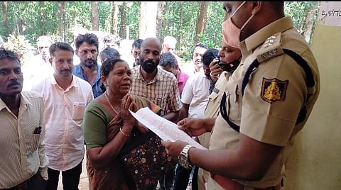 Malathi Naik, mother of Nataraj, requesting the forest officials to release her son (Photo | EPS)