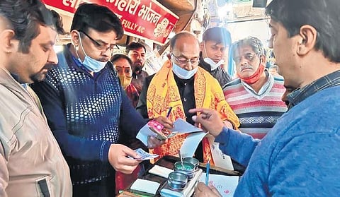 Former union minister Vijay Goel visited Paharganj. (Photo | Express)