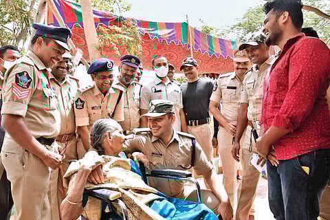 SP Siddharth Kaushal speaking to an 87-year-old woman at a polling booth in Devarajugattu village in Peda Araveedu mandal of Prakasam district. (Photo | EPS)