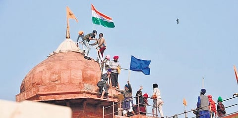 File photo of protesters hoisting religious flag at Red Fort | PTI