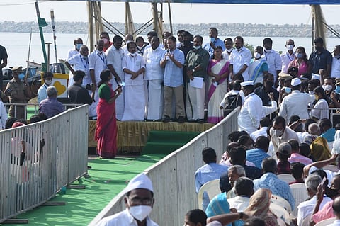 Congress MP Rahul Gandhi interacts with fishermen in Kolla. (Photo | B P Deepu, EPS)