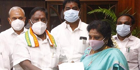 Puducherry CM V Narayanasamy submitting his resignation to Lt Governor Tamilisai Soundararajan. (Photo | G Pattabiraman, EPS)