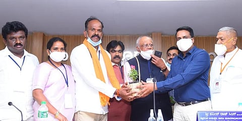 New mayor of Davangere ST Veeresh felicitated by regional commissioner Naveen Raj Singh at Davangere