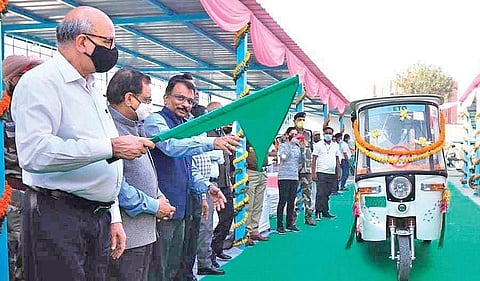 DMRC MD Mangu Singh flags off fleet of 25 ETO e-rickshaws on Thursday | DMRC
