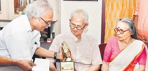 Writer M Mukundan presents C V Kunhiraman Literary Award to Vishnunarayanan Namboothiri at latter’s residence. Poet’s wife Savithri looks on | Express (file Pic)