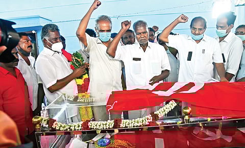 Communist party members pay their final respect to Tha Pandian at the Indian Communist party office in T Nagar on Friday | AsAshwi n prasath