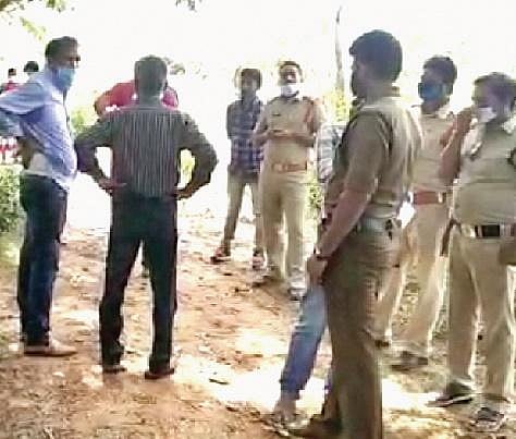 Screengrab of Karnataka police exhuming the body of a person from the forest area near Gundavolu in Nellore district on Tuesday. (Photo | EPS)