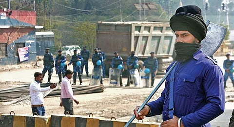 A Nihang at Singhu border where police can be seen on guard. (Photo | Shekhar Yadav, EPS)