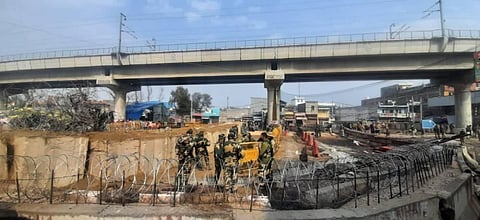Delhi police hang net at Tikri border in New Delhi on Thursday. (Photo | Shekhar Yadav/EPS)