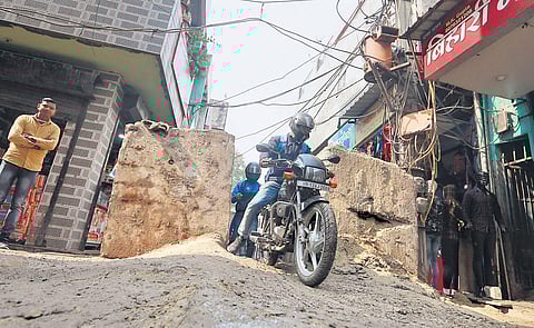 Barricading of roads by the police is giving a tough time to motorists. A scene from Tikri border | Shekhar Yadav