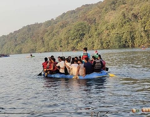 An overcrowded raft with many seen not wearing lifejackets was captured in Ganeshgudi area of Dandeli last week. (Photo| EPS)