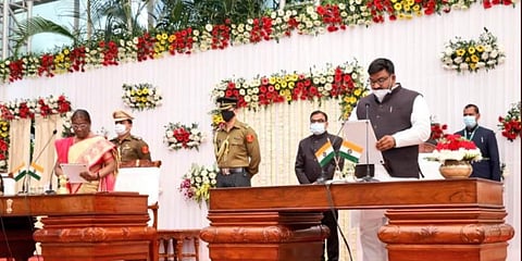 Governor Droupadi Murmu administered the oath of office and secrecy to the newly enacted minister Hafeezul Hassan. (Photo Hemant Soren Twitter)
