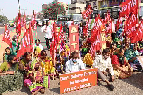 AITUC and BKMU activists block a road at Rajmahal Square during the Chaka jam in Bhubaneswar on Saturday (Photo | Irfana)