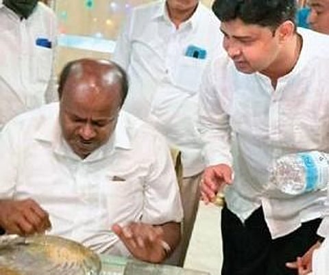 JDS leader H D Kumaraswamy at the residence of BJP leader Santosh Hokrani (right), in Bagalkot. (Photo | EPS)