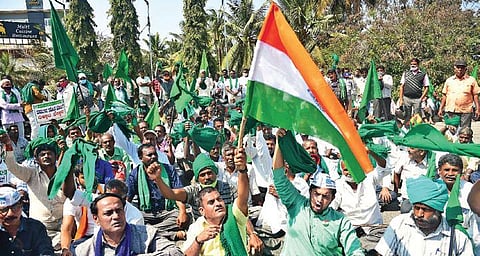 Farmers protesting at the Sadahalli toll gate and they also extended their support to their fellow farmers protesting at the Delhi border. (Photo | EPS/Ashish krishna)
