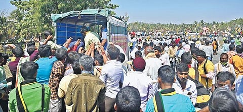 Members of the Kuruba community arrive from different parts of the state in Bengaluru, for the convention demanding ST status. (Photo | Ashishkrishna HP, EPS)