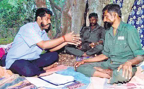 Nakkheeran editor Gopal negotiating with Veerappan on Rajkumar’s release in the forests on Karnataka border in 2000. (File Photo | PTI)