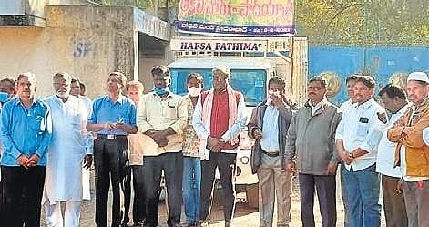 Employees of Nizam Deccan Sugar Limited in Bodhan start a 180 km ‘Akali Poru Padayatra’ from Bodhan to Industries Minister KT Ram Rao’s residence on Monday.