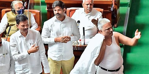 Congress MLA Sangamesh removes his shirt during the discussion on ‘One Nation, One Election’ in Assembly on Thursday