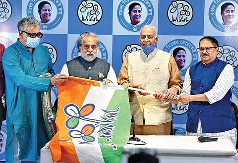  Trinamool Congress leaders greet former BJP leader Yashwant Sinha after he joined the party in Kolkata on Saturday. (Photo | Bibhash Lodh)