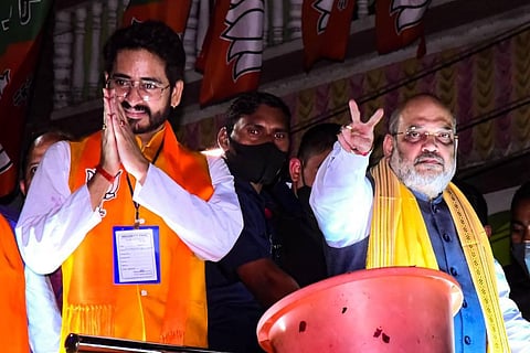 Union Home Minister and BJP leader Amit Shah with Tollywood actor and party candidate for Kharagpur seat Hiran Chatterjee during an election campaign rally. (Photo | PTI)