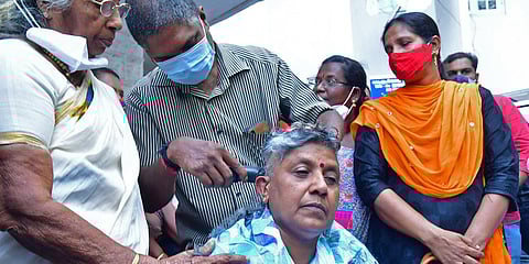 Congress leader Lathika Subhash tonsures her head in protest against the underrepresentation of women candidates. (Photo| BP Deepu, EPS)