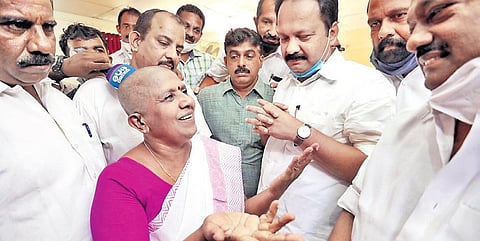 UDF Ettumanoor candidate Prince Lukose visiting Lathika at her residence in Kumaranallur to request her to withdraw from the move to contest as an independent | Express