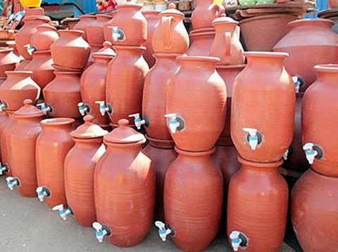 Earthly pots make their entrance into Ballari market for the summer. (Photo | Express)