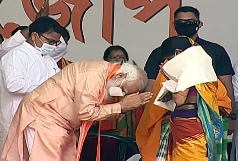 Prime Minister Narendra Modi greets the family members of the BJP workers who were killed, in Purulia on Thursday. (Photo | ANI)