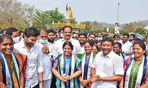 Rayana Bhagya Lakshmi on her way to VMC council hall after paying floral tributes to the statue of former CM YS Rajasekhara Reddy in Vijayawada | P Ravindra Babu