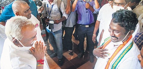 BJP candidate Pon Radhakrishnan and Congress candidate Vijay Vasanth greeting each other in Kanniyakumari | Pti