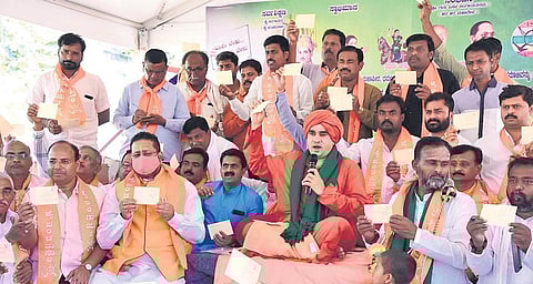 Panchamasali seer Sri Jaya Mruthyunjaya Swami and others protest in Freedom Park on Monday demanding reservation under the 2A category | KPN