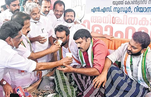 Ramesh Chennithala, Mullappally Ramachandran and Oommen Chandy offer lime juice to Youth Congress vice-presidents N S Nusoor, Rijil Makkutty and Riyas Mukkoli |B P Deepu