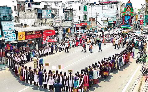 Students form a human chain as part of anti-drug campaign in Guntur. (Photo| EPS)