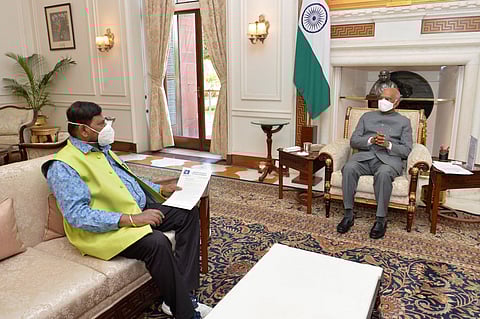 Union Minister Ramdas Athawale calls upon President Ram Nath Kovind in New Delhi on Thursday. (Photo | Twitter)