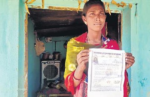 Nita Chhatar with the fake document | Express