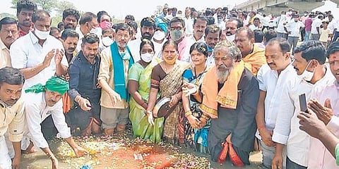 Local farmers and TRS leaders perform puja near Srigadha bridge in Gambhiraopet mandal of Rajanna-Sircilla district on Monday. (Photo| EPS)