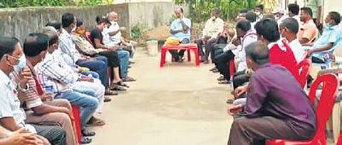 Villagers skip Holi demanding revival of river