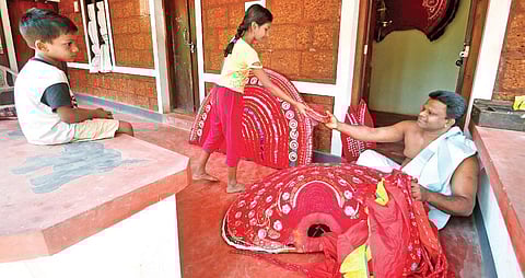 Babu Karnamoorthy with his children at his house at Kaalikadavu. (Photo | T P Sooraj, EPS)