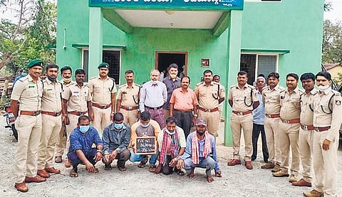 Police officers with the arrested gang. They caught small animals and sold them to military hotels in Shivamogga | Express