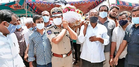 Cyberabad CP VC Sajjanar and other police officials carry the hearse of ASI Mahipal Reddy to the funeral ground, in Hyderabad on Wednesday