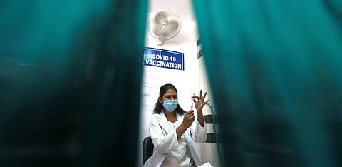 A medic prepares a dose of COVID vaccine in a syringe during a vaccination drive in New Delhi on Thursday. (Photo | Shekhar Yadav, EPS)