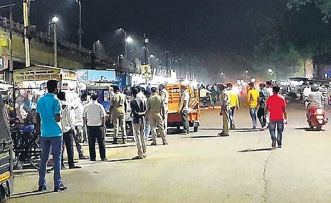 Cops enforcing Covid-19 guidelines at Basanti Colony in Rourkela. (Photo | EPS)