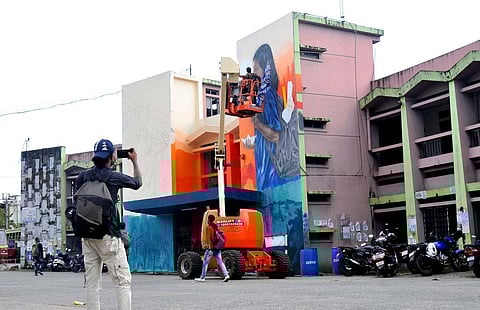 The Donate a Wall programme in progress at Ernakulam bus station. (Photo | A Sanesh, EPS)